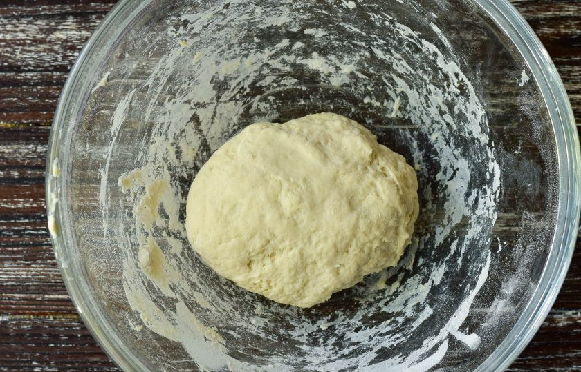 1. Этап. Хлеб на сковороде без дрожжей: Замесите тесто и оставьте его на 20 минут, накрыв миску пленкой.