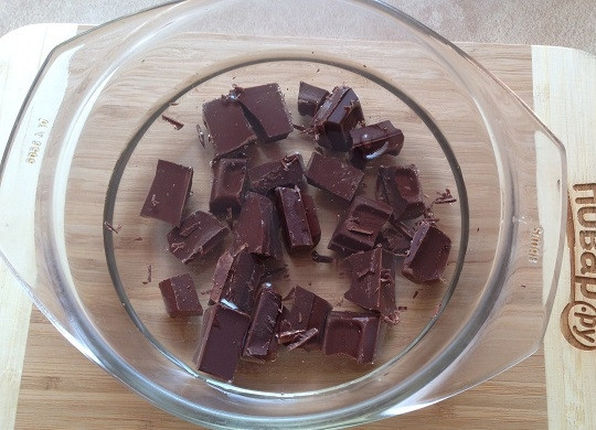 1. Этап. Очень шоколадные маффины с клюквой: 1. Растопим в микроволновке или на плите шоколад в воде, тщательно размешаем, даем остыть.