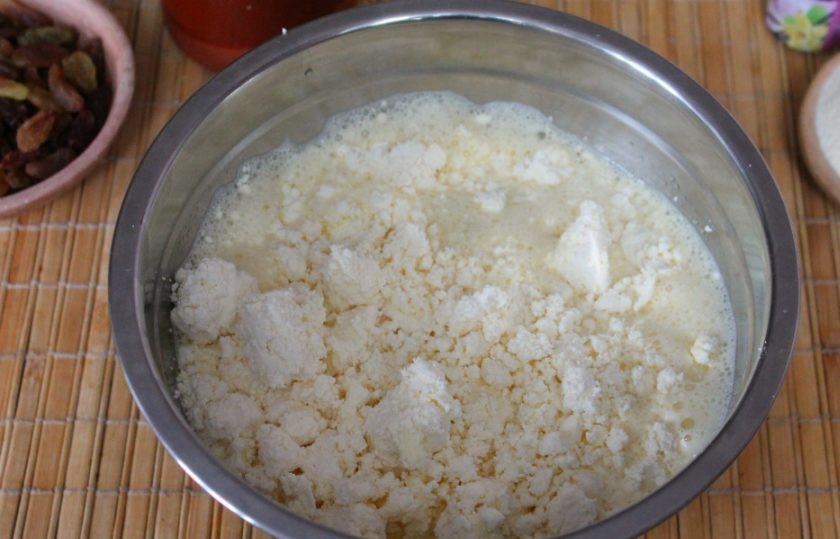 1. Этап. Запеканка с изюмом: Добавляем творог.