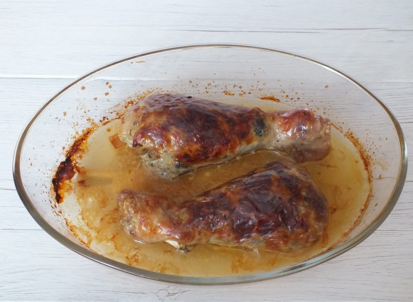 1. Этап. Фаршированная голень индейки в духовке: Как только голени покроются румяной корочкой, их можно доставать. Подавайте в горячем или в холодном виде.