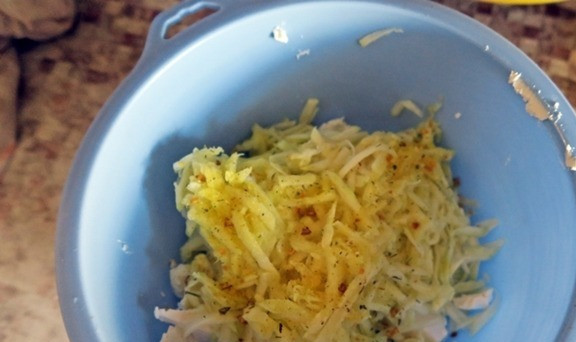 1. Этап. Ржаник сырно-кабачковый для диабетиков: Смешиваем кабачки с фетой. Солим по своему вкусу. Можно добавить специи для овощей.