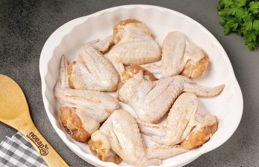 1. Этап. Куриные крылышки Взмах крыла: Переложите крылья в смазанную маслом форму и запекайте при температуре 200 градусов около 40 минут. Когда крылья будут уже почти готовы, полейте их остатками маринада, чтобы они хорошо зарумянились.