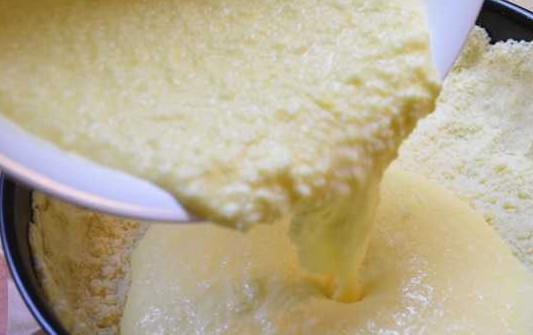 1. Этап. Царская ватрушка: 9. Вылейте на корж ранее приготовленную творожную начинку.