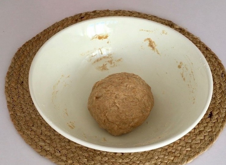 1. Этап. Отрубная галета с тыквой и фетой: Сначала приготовьте тесто: в миске для замеса перемешайте муку, соду и соль. В другой миске смешайте подсолнечное масло, оливковое масло и воду. Вылейте жидкие ингредиенты в муку и замесите тесто. Продолжайте месить до тех пор, пока тесто не станет гладким и эластичным, затем накройте его и дайте отдохнуть 20 минут.