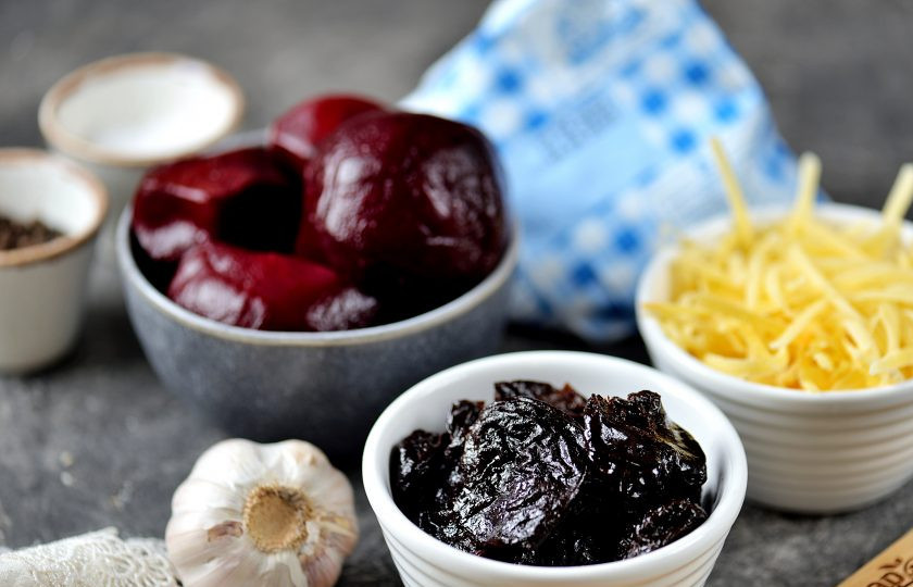 1. Этап. Салат из свеклы с черносливом и сыром: Подготовьте все ингредиенты. Свеклу заранее отварите или запеките до готовности, остудите, почистите от кожуры. Небольшие корнеплоды обычно готовятся порядка 40-50 минут. Твердый сыр сразу же натрите на крупной терке.