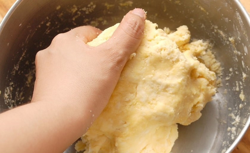 1. Этап. Простой рецепт яблочного пирога: 2. Добавьте холодную воду, замесите тесто.