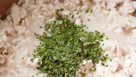 1. Этап. Ризотто со сливками: Затем добавляем зелень и куриное филе.