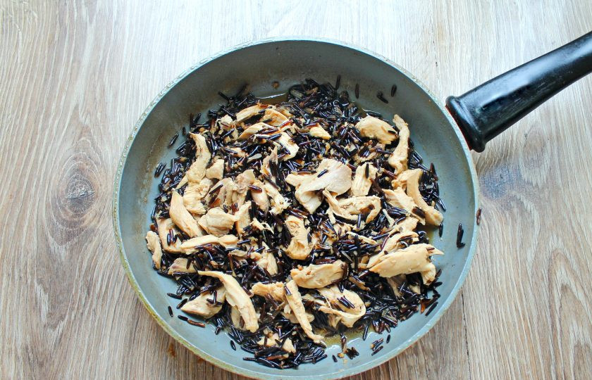 1. Этап. Черный рис с курицей: Добавьте в сковороду сливочное и растительное масло, перемешайте, поперчите, посолите при необходимости. Обжаривайте на медленном огне еще 5 минут.