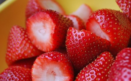 1. Этап. Земляничное пюре: Берем спелую сочную землянику, перебираем ее, удаляем поврежденные ягоды, кладем ее в дуршлаг и тщательно промываем под холодной проточной водой. Мойте ягоды хорошо, чтобы в них не было кусочков земли и крупинок песка.