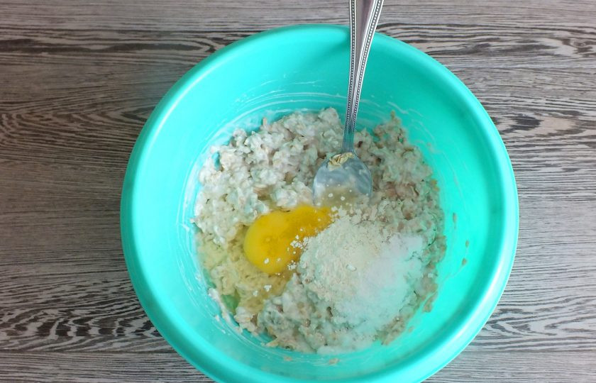 1. Этап. Овсяные вафли с яблоком: По истечении времени, добавьте муку, яйцо, разрыхлитель для теста. Перемешайте.