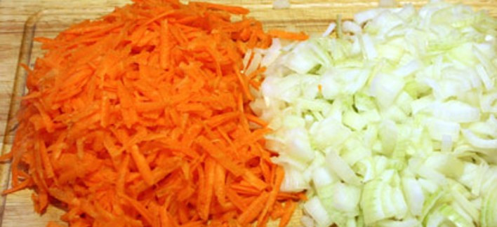 1. Этап. Кабачки с картошкой тушеные: 3. Нарежьте лук и морковь и отправьте их на сковороду. Жарятся овощи на растительном масле до золотистого цвета.