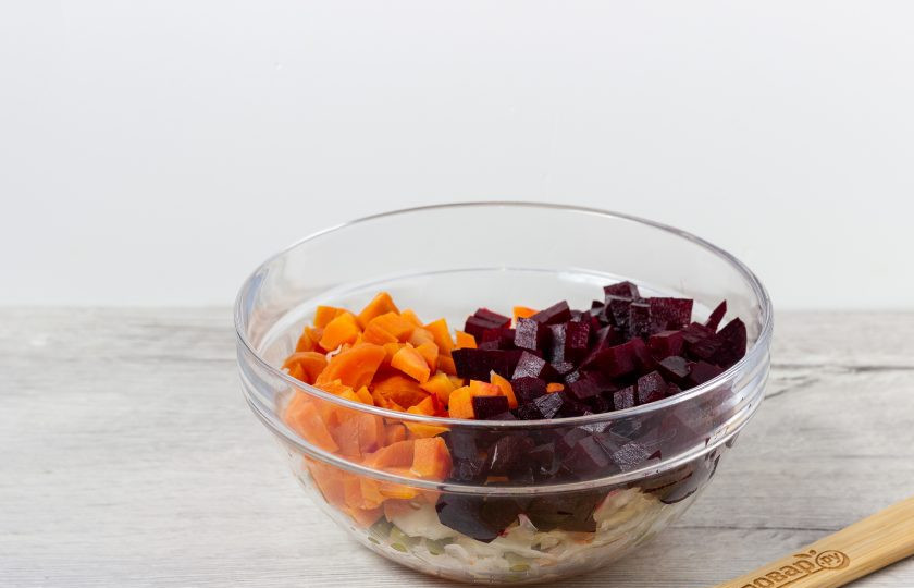 1. Этап. Винегрет без картошки: Морковь и свеклу нарежьте небольшими кубиками.