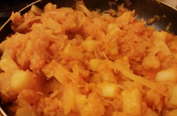 1. Этап. Тушеная картошка с капустой: 5. Смешайте отдельно в воде три столовые ложки томатной пасты. Добавьте жидкость в овощи. Посолите и перемешайте. Накройте крышкой. Тушите до готовности продукта. Не забывайте перемешивать. Подавайте на стол в горячем виде. Приятного аппетита.