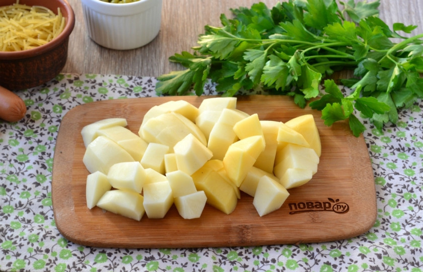 1. Этап. Быстрый суп с сосисками: Картофель порежьте небольшими кусочками. Лично мне нравится, когда картофель в супе порезан очень мелко. Отправьте картофель в кипящую воду и варите 20 минут.