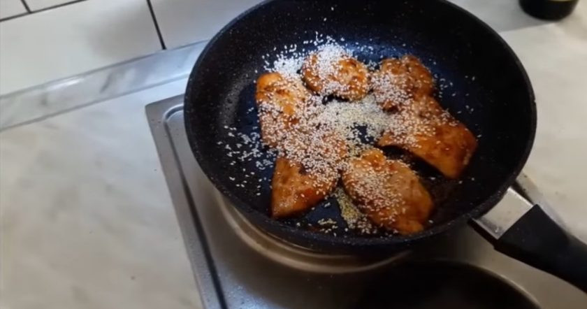 1. Этап. Вкусная курица с кунжутом в соусе: 3. Нарежьте куриное филе небольшими кусочками, обжарьте с одной стороны на оливковом масле. Затем переверните филе, смажьте сливочным соусом и соусом 