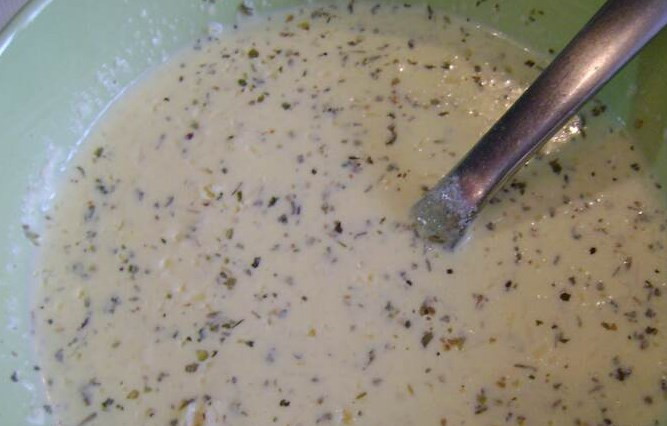 1. Этап. Цветная капуста с грибами в духовке: В миске смешать яйца, сливки, пармезан, прованские травы, соль и перец.