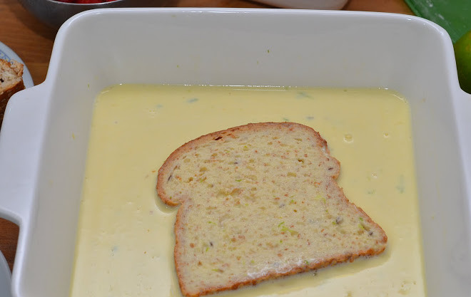 1. Этап. Тосты на сковороде: В смесь опускаем хлеб. Обмакиваем с двух сторон. Делайте это максимально быстро, чтоб хлеб не успел полностью промокнуть.