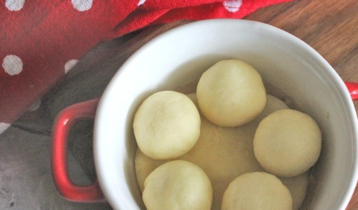 1. Этап. Булочки для бургеров: Затем выложить 5 «шариков» из теста, формируя «цветочек» как на фото. Таким же образом сформировать остальные булочки. Оставить на расстойку на 20 минут, накрыв формы чистым полотенцем.