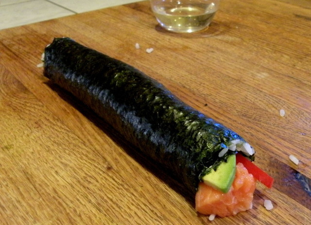 1. Этап. Постные роллы: 5. Полученную колбаску нарежьте острым ножом на кусочки по 2 см толщиной.