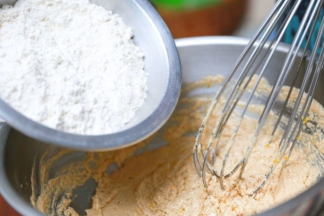 1. Этап. Кекс с изюмом: 6. Добавьте сухие ингредиенты и перемешайте, чтобы получилось однородное тесто.