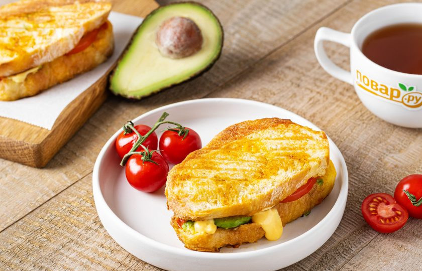 1. Этап. Теплые бутерброды с авокадо и помидорами: Теплые бутерброды с авокадо и помидорами готовы, приятного аппетита!