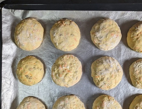 1. Этап. Морковные булочки Гулеродсбруд: Булочки получаются корявенькие, из-за моркови и семечек они не будут гладкие. Накрыть полотенцем, поставить для подъёма на один час.