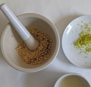 1. Этап. Курино-кокосовый суп по-тайски: Пока овощи тушатся, натереть цедру лайма и выжать сок. Орехи поджарить на сухой сковороде, у меня уже жареный и солёный. В ступке перетереть орехи или нарезать их ножом.