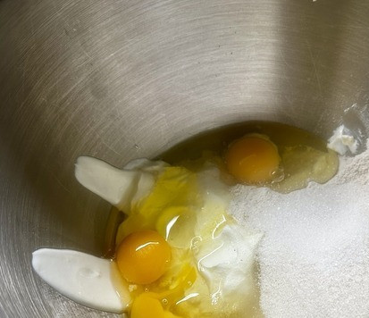 1. Этап. Тарт с клубникой и сметанной заливкой: Заливка для начинки. Собрал в чаше миксера: сметану с сахаром, муку и ванильный сахар. Добавил в смесь яйца и хорошо, тщательно перемешал. Чтобы не было комочков. Скорость миксера - средняя.