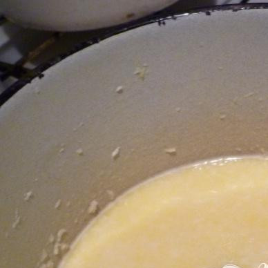 1. Этап. Торт Баунти: В кастрюльке соединить кокосовую стружку, молоко, сливочное масло и сахар. Варить, постоянно помешивая, до загустения.