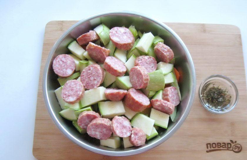 1. Этап. Картофель с колбасками в духовке: Смешайте итальянскую приправу с оливковым маслом.