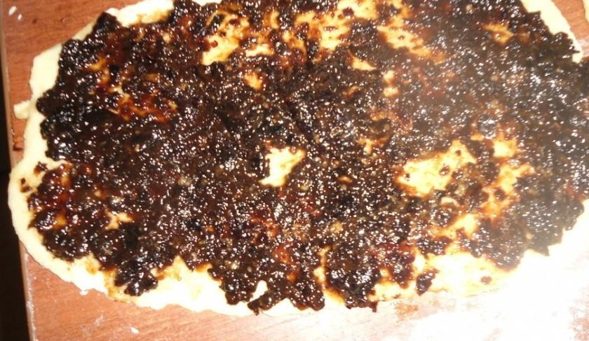 1. Этап. Торт с курагой: Первый кусочек раскатать в прямоугольник. Затем на его поверхность равномерно нанесем чернослив и закатаем в рулет. Тоже самое сделаем и со следующим. С черносливом сделаем всего 2 рулетика.