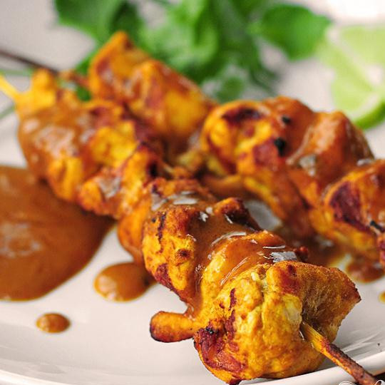 1. Этап. Курица в ореховом соусе: Сервировка: Подавайте курицу на шампурах, слегка полейте соусом. Блюдо украсьте кинзой и дольками лайма. Приятного аппетита.