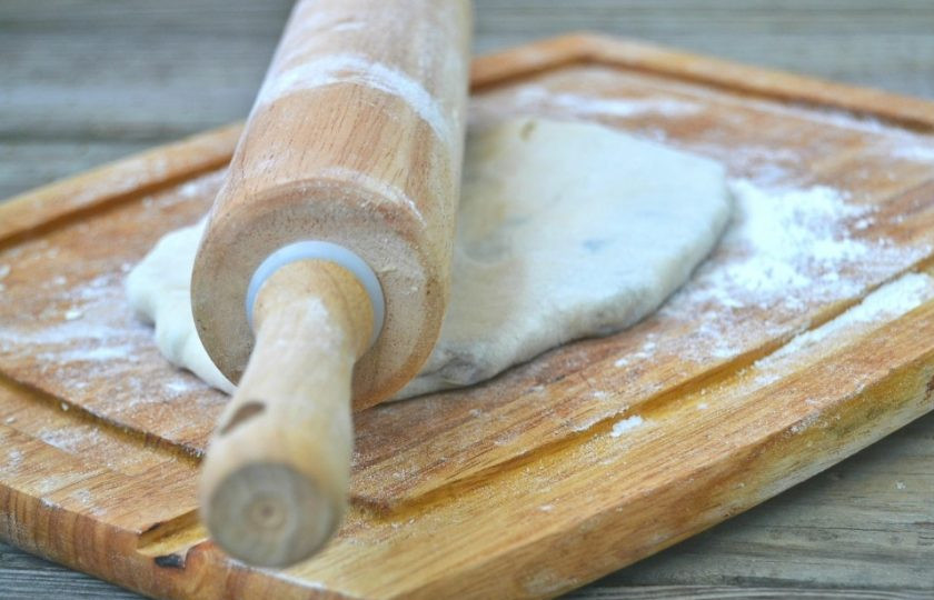 1. Этап. Лепешки с грибами и картошкой: 13. С помощью скалки раскатайте тесто в лепешку.