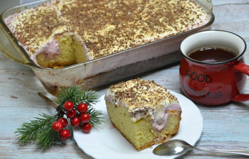 1. Этап. Дырявый пирог с клубникой: Дайте пирогу еще немного настояться в прохладном месте, после чего его можно подавать к столу. Получился необыкновенно вкусный пирог с классическим сочетанием клубники со сливок. Обязательно приготовьте для своих родных!