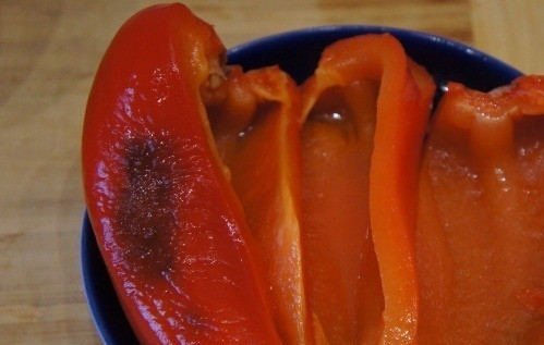 1. Этап. Cырные блины из сулугуни: Болгарский перец помойте и нарежьте крупными кусками, удалите семечки. Запеките его в духовке до готовности, а затем остудите.