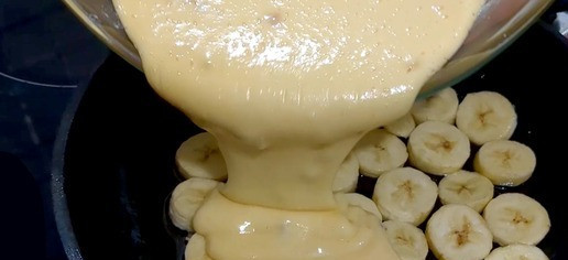 1. Этап. Шоколадно-банановый пирог на сковороде: Смажьте сковороду растительным маслом. Уложите банановые кружочки по всей поверхности Вылейте тесто сверху на бананы.