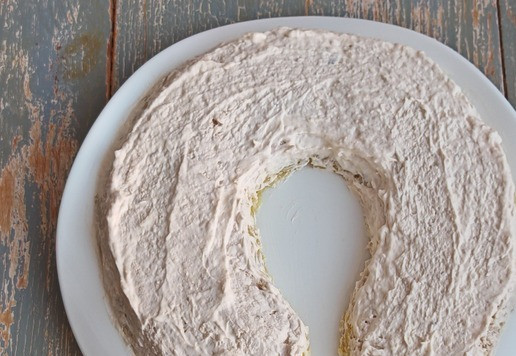 1. Этап. Салат с индейкой и грибами Подкова: Смешать индейку с майонезом и распределить поверх картофельного слоя.