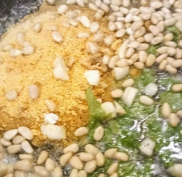 1. Этап. Свекольная паста с кедровыми орехами: В кастрюле в кипящей подсоленной воде готовить пасту до аль денте. Тем временем, в сковороде разогреть масло, добавить чеснок, сухари панировочные, кедровые орешки, петрушку. Жарить 4 минуты до того, как кедровые орешки и сухари панировочные приобретут золотистый цвет. Это будет пангрататта.