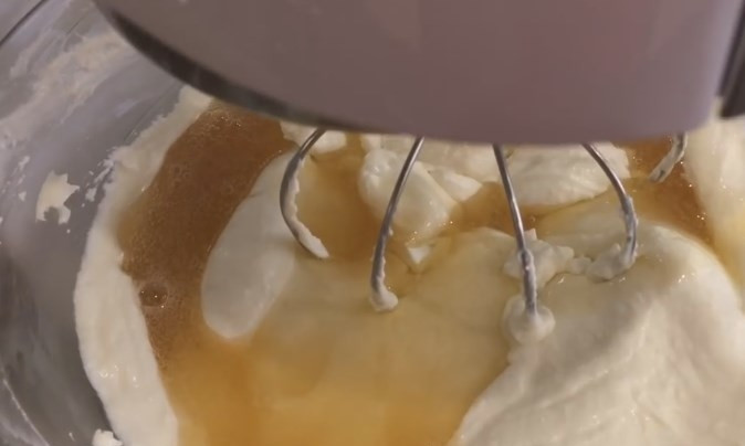 1. Этап. Творожная паска без выпечки с желатином: 4. Когда желатин набух, нагрейте его на водяной бане или в микроволновке. Добавьте в творожную массу и перемешайте.