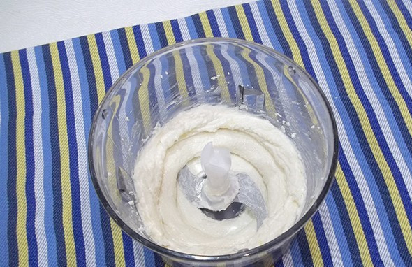 1. Этап. Овсянка с творогом: Творог с мёдом соедините в блендере до образования единой консистенции.