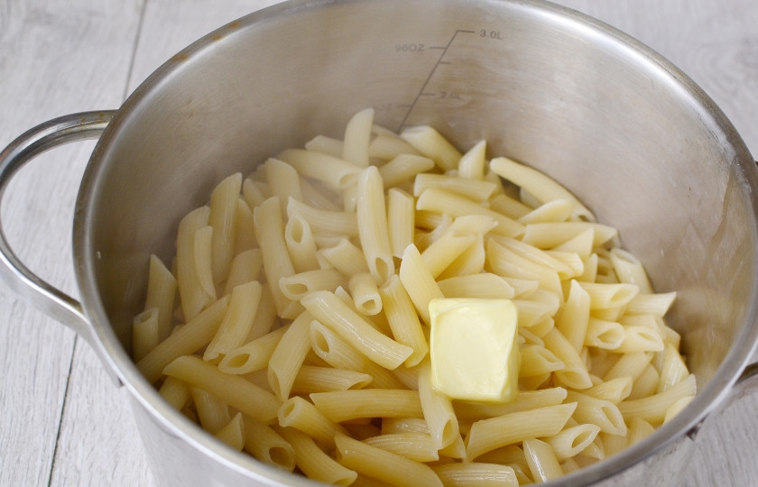 1. Этап. Макароны по-флотски вкусно: Кипятим воду и отвариваем в ней макароны до готовности по инструкции на упаковке. Затем сливаем воду и добавляем к ним кусочек сливочного масла.