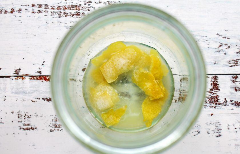 1. Этап. Медовуха на самогоне в домашних условиях: С лимона снимите цедру, не задевая белую часть, и выжмите сок. В чистую сухую банку выложите цедру и налейте лимонный сок.