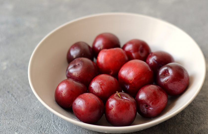 1. Этап. Маринованные сливы с горчицей на зиму: Сливы помойте и обсушите.