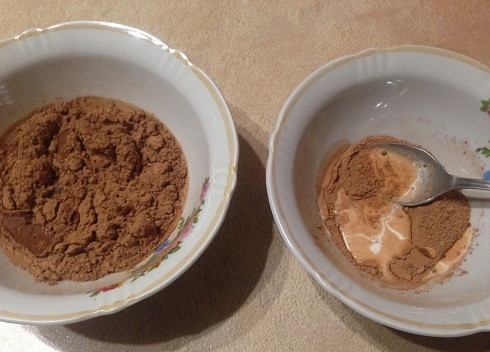 1. Этап. Леопардовый бриошь: 7. Делим какао — в одну мисочку насыпаем 15 грамм, а в другую 5. Добавляем к первой столовую ложку молока, а к второй — чайную ложку молока. Размешиваем.