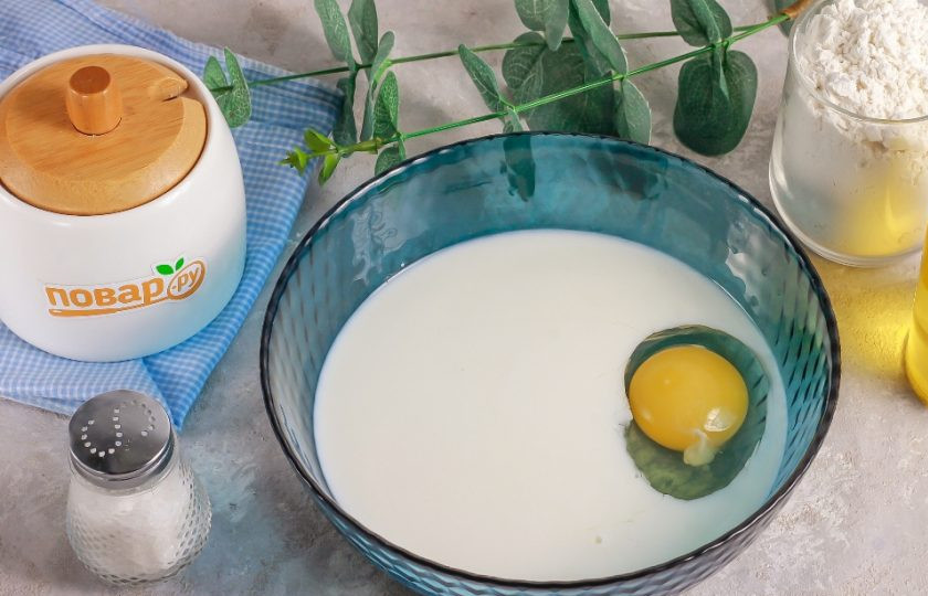 1. Этап. Оладьи с творожным сыром: В глубокую емкость всыпьте сахар и соль, влейте молоко любой жирности и вбейте куриное яйцо. Все тщательно взбейте.