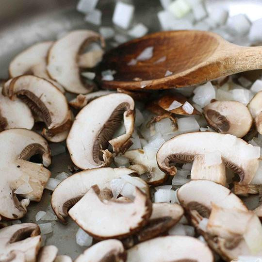 1. Этап. Китайский суп из говядины с лапшой: Обжарьте половину лука и грибы на среднем огне до золотистого цвета. Затем добавьте их в бульон.