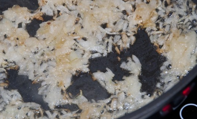 1. Этап. Печень, тушеная в сметане с луком: Разогреваем в сковороде масло и обжариваем лук до золотистости.