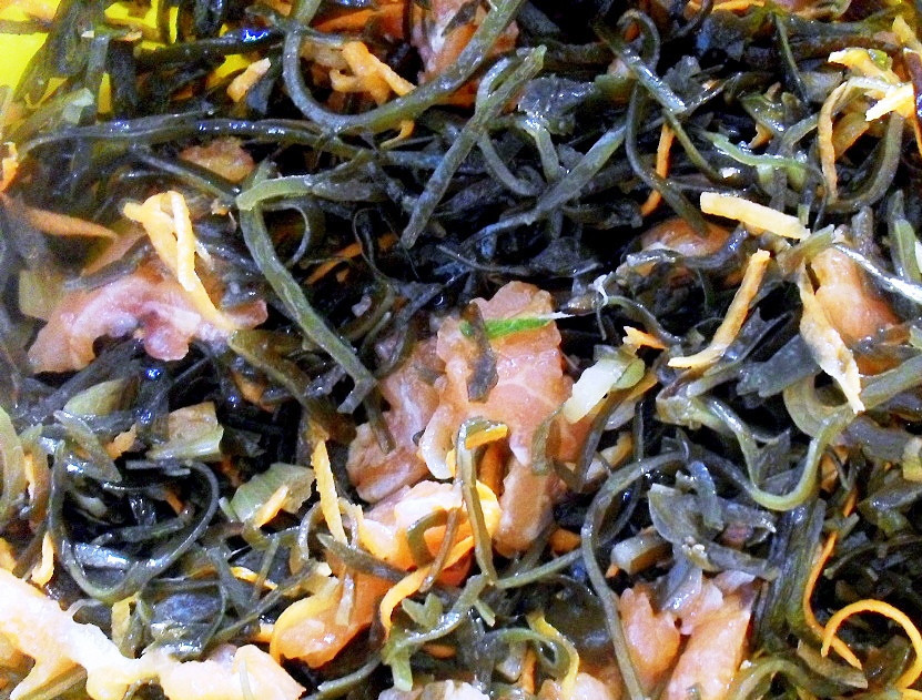 1. Этап. Салат Морской: Добавьте тертую морковь, кусочки семги, масло со сковороды после лука, соевый соус, уксус, красный перец и хорошо перемешайте. Можно подавать морской салат на стол.