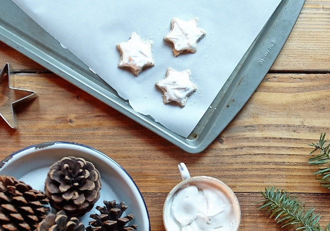 1. Этап. Печенье из миндаля: 6. Выложите печенье на противень и каждое украсьте ранее отложенной массой из взбитых белков.