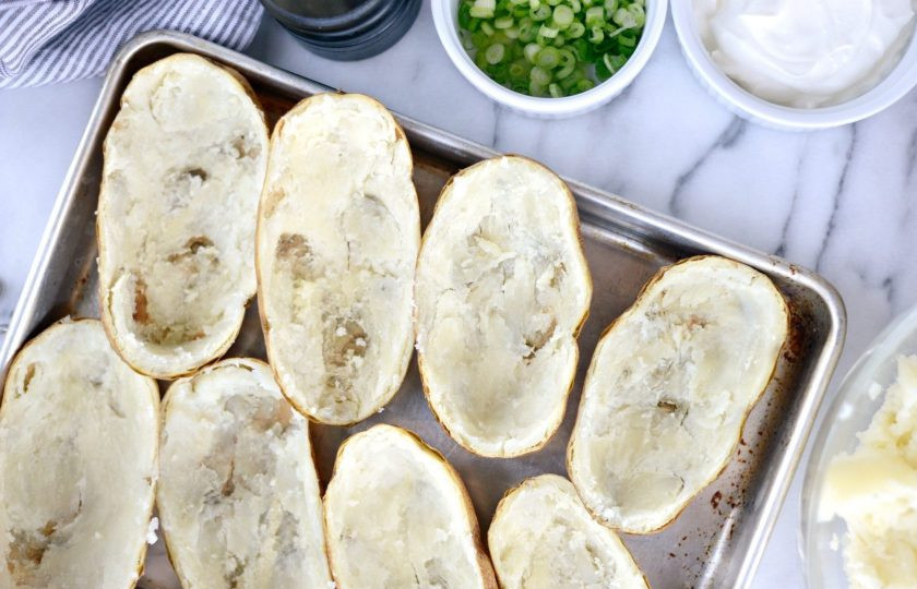 1. Этап. Фаршированный запечённый картофель: 2. После этого большой ложкой достаньте мякоть.